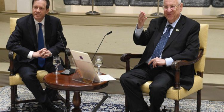 El presidente Rivlin de Israel felicita a su sucesor Isaac Herzog