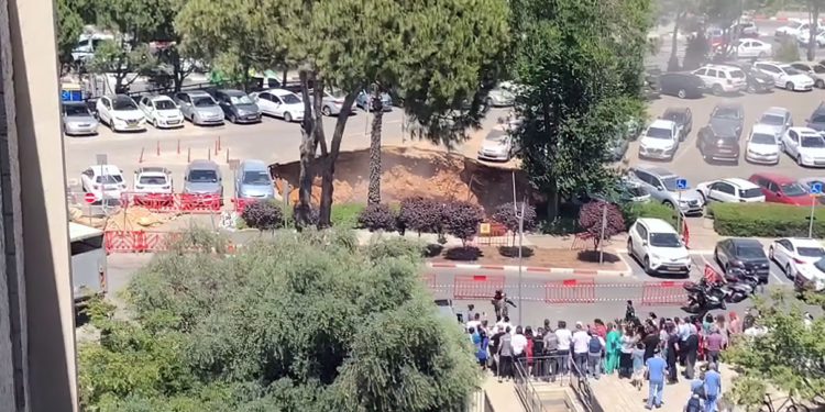 Se abre un gran socavón en aparcamiento de hospital de Jerusalén