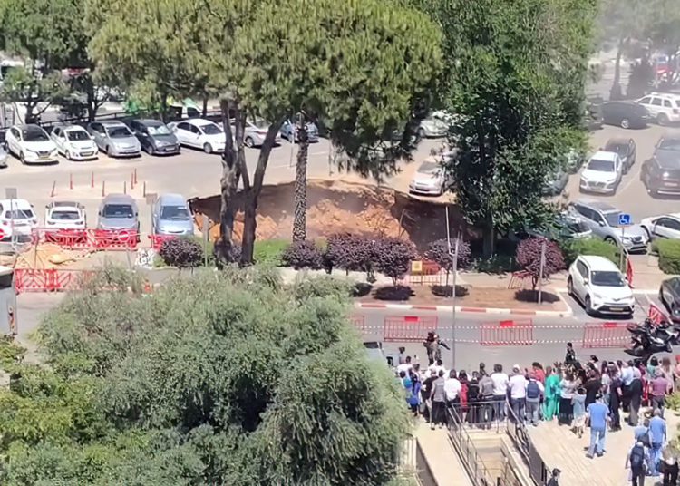 Se abre un gran socavón en aparcamiento de hospital de Jerusalén