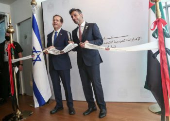 Los Emiratos Árabes Unidos abren oficialmente su embajada en Israel