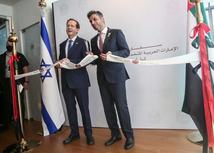 Los Emiratos Árabes Unidos abren oficialmente su embajada en Israel