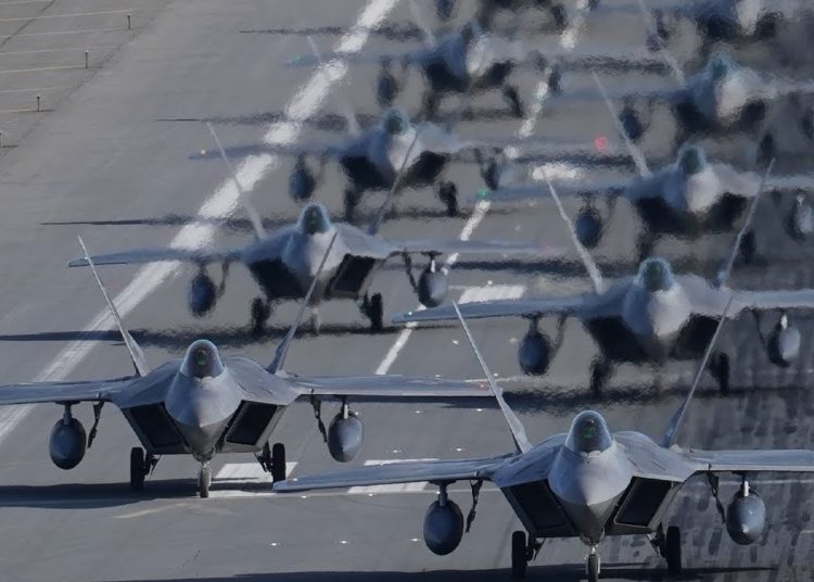 Estados Unidos envía 25 cazas furtivos F-22 a Guam