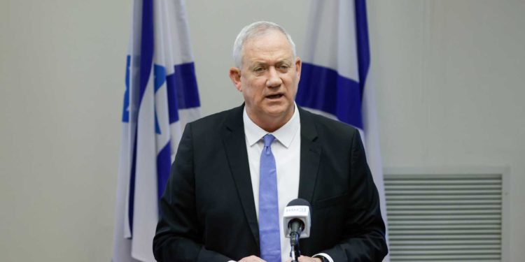 Gantz: Israel intensificará sus respuestas si continúan los ataques de Irán