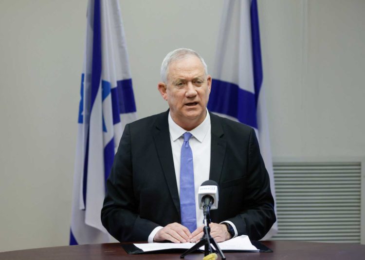 Gantz: Israel intensificará sus respuestas si continúan los ataques de Irán