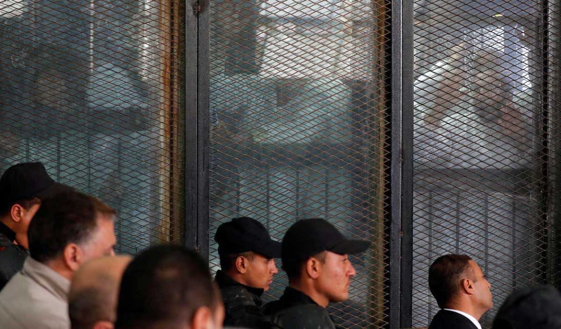 Egipto condena a muerte a 24 miembros de la Hermandad Musulmana