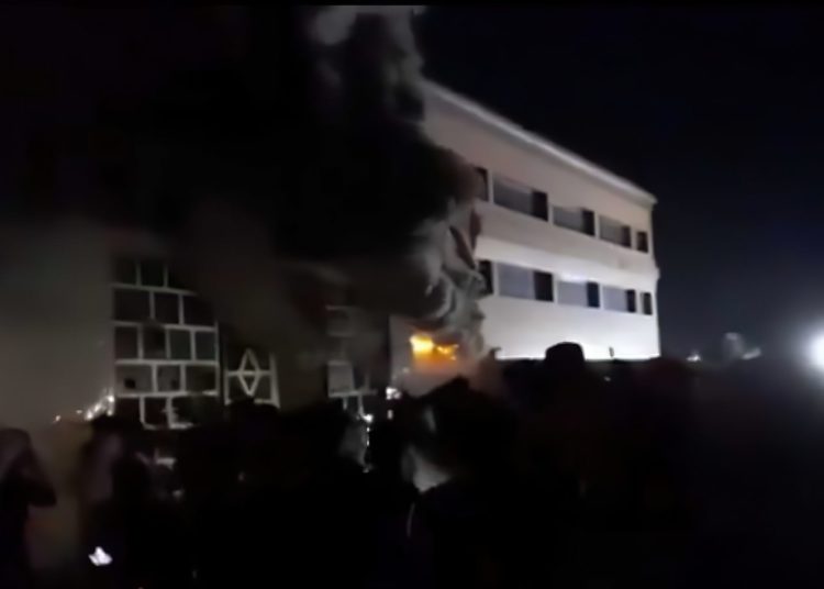 Devastador incendio en hospital COVID de Irak agrava la crisis sanitaria