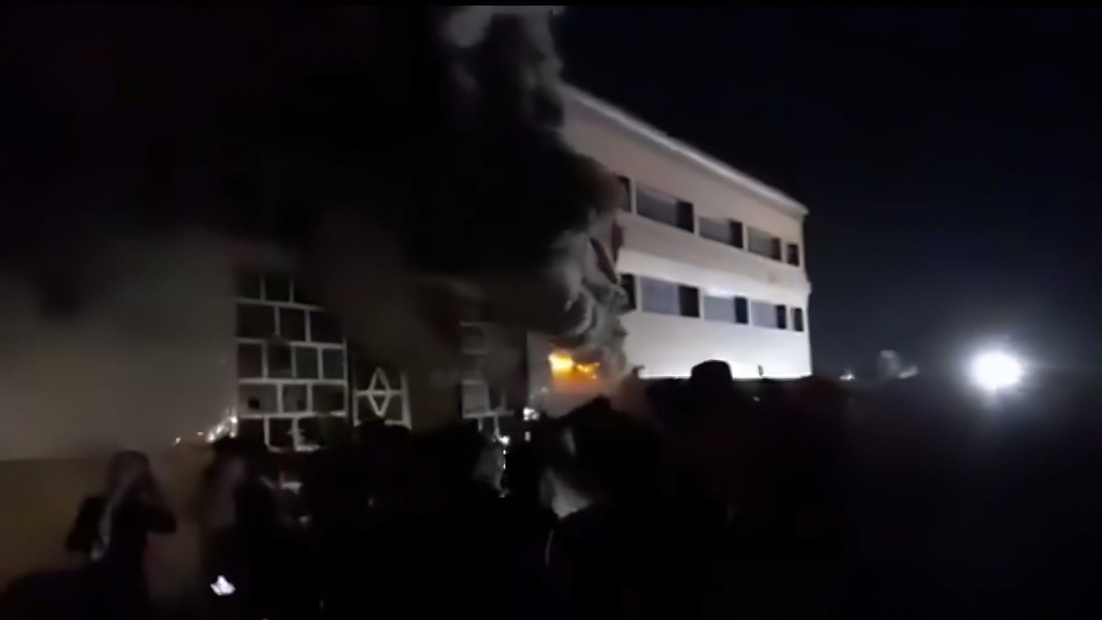 Devastador incendio en hospital COVID de Irak agrava la crisis sanitaria 