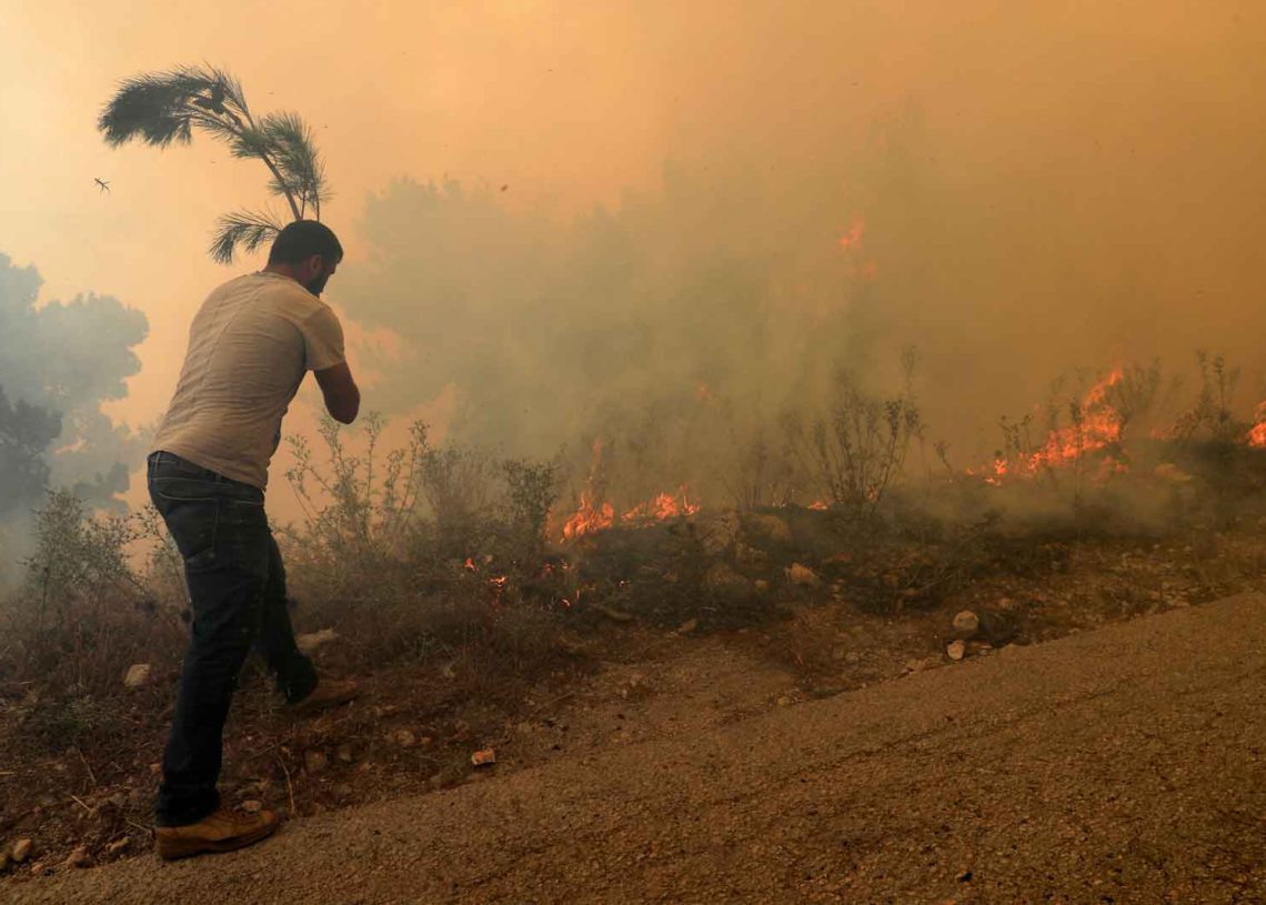 Incendio forestal arrasa zonas de belleza natural en Líbano y se extiende a Siria