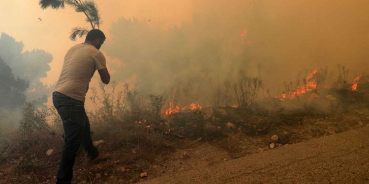 Incendio forestal arrasa zonas de belleza natural en Líbano y se extiende a Siria