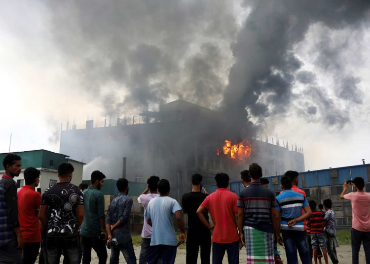 Incendio en fábrica de Bangladesh mata a 52 trabajadores
