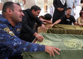 Iraquíes exigen justicia tras incendio en hospital COVID que dejó 92 muertos