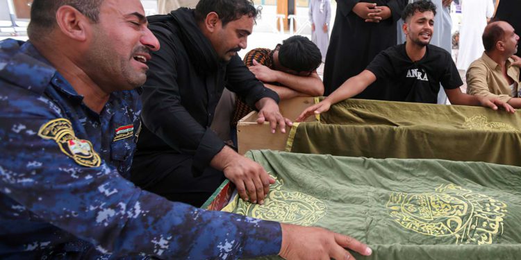 Iraquíes exigen justicia tras incendio en hospital COVID que dejó 92 muertos