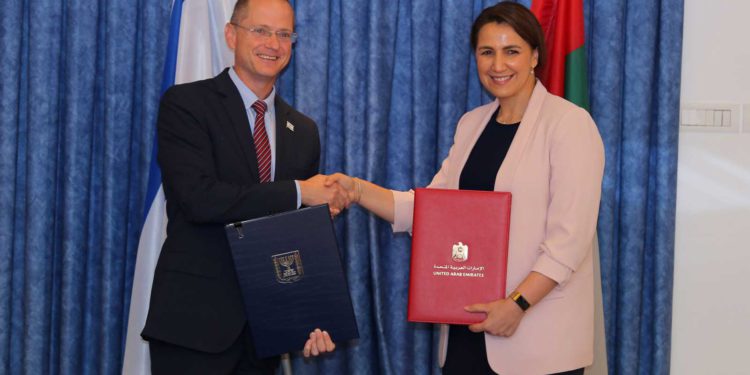 Israel y los EAU firman los primeros acuerdos de cooperación agrícolas