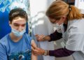 ¿Por qué Israel vacuna masivamente a los adolescentes cuando la OMS dice que no lo haga?