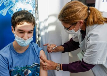 ¿Por qué Israel vacuna masivamente a los adolescentes cuando la OMS dice que no lo haga?