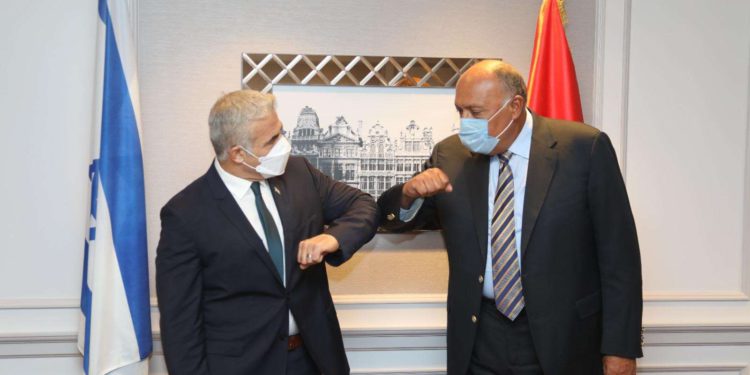 Lapid se reúne con su homólogo egipcio en Bruselas