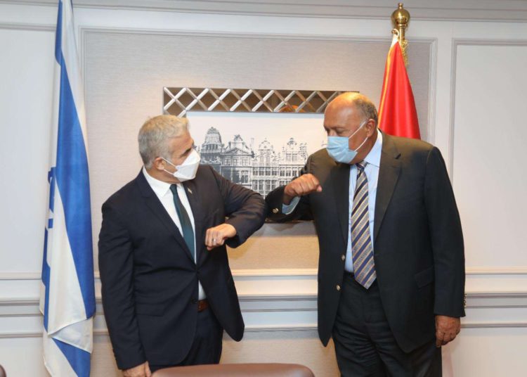 Lapid se reúne con su homólogo egipcio en Bruselas