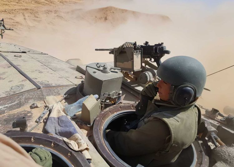 FDI despliega tripulación femenina de tanques en la frontera con Egipto
