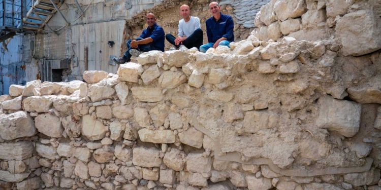 Muro de la época del Primer Templo, arrasado según relato bíblico, hallado intacto