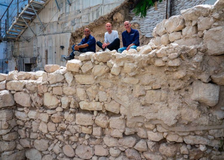 Muro de la época del Primer Templo, arrasado según relato bíblico, hallado intacto