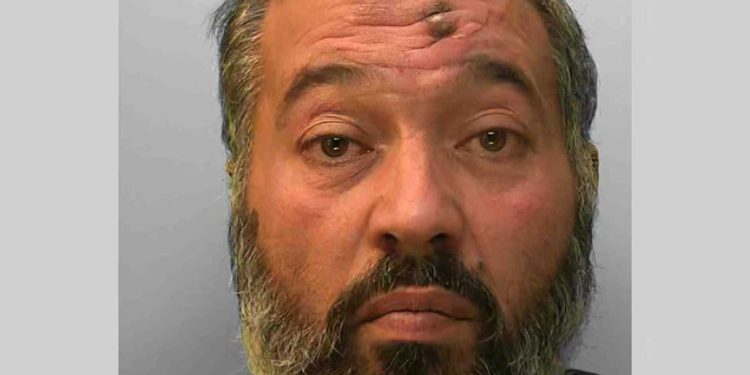 Líder de mezquita británica acusado de fomentar el terrorismo