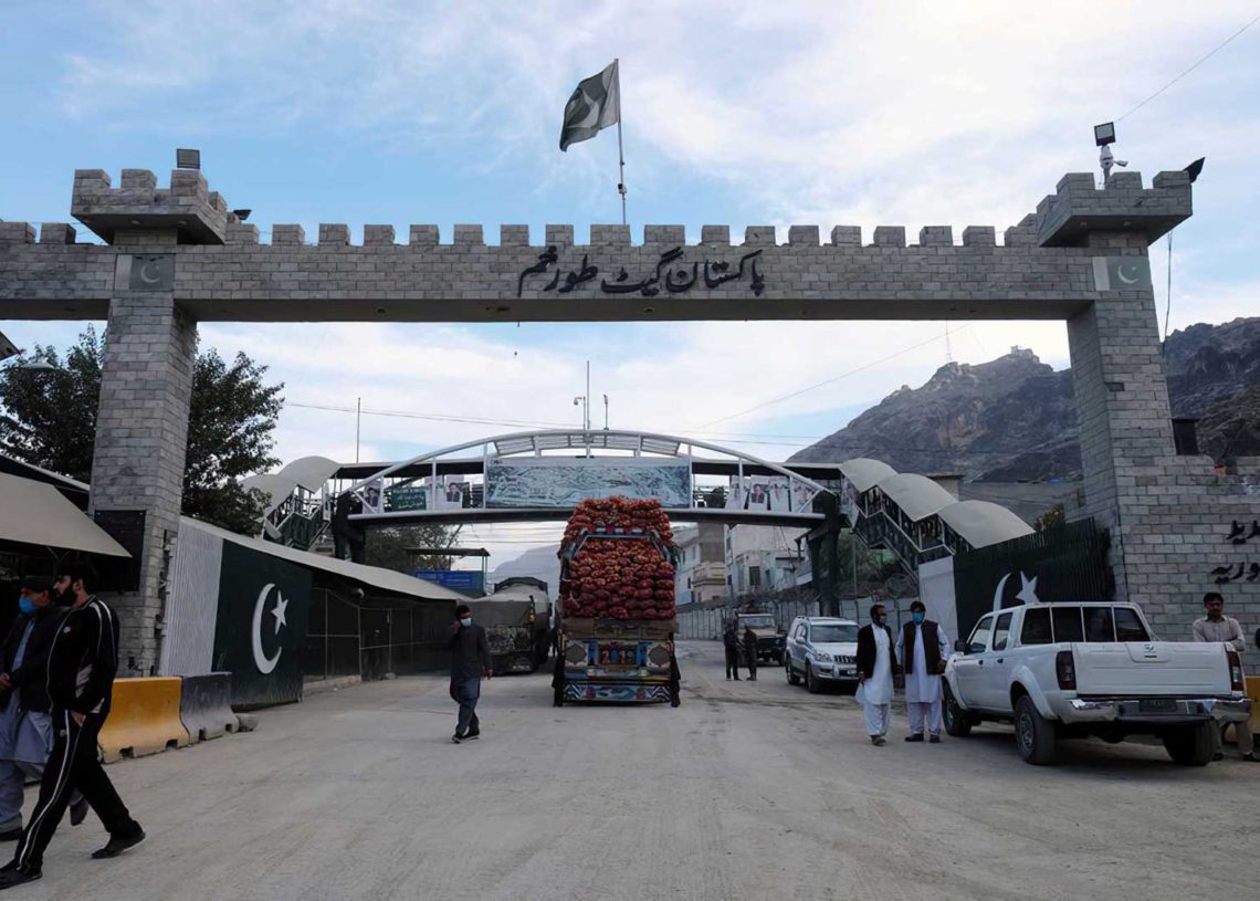 Pakistán reabre paso fronterizo con Afganistán bajo control de los talibanes