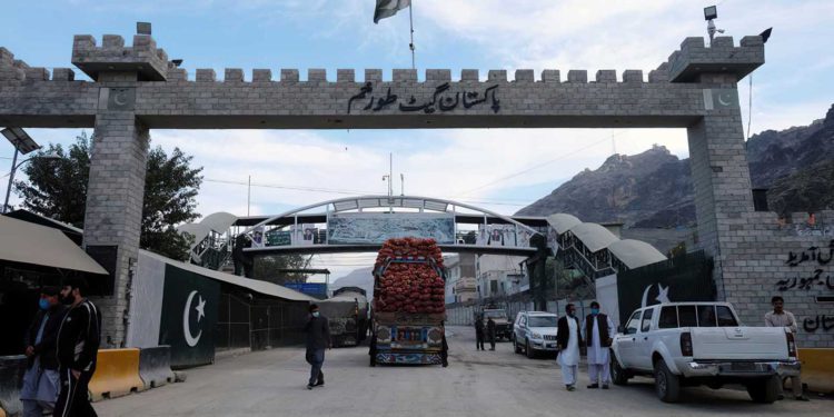 Pakistán reabre paso fronterizo con Afganistán bajo control de los talibanes