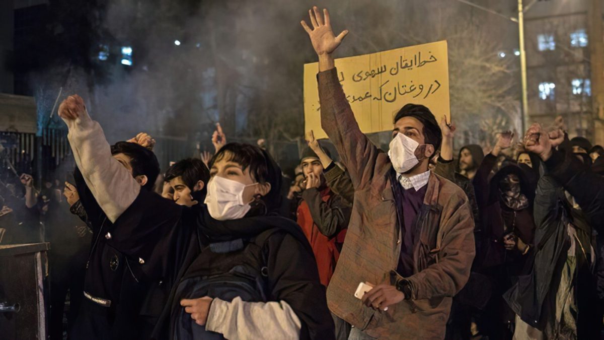 Iraníes cantan “muerte a Jamenei” durante protestas por los cortes de energía