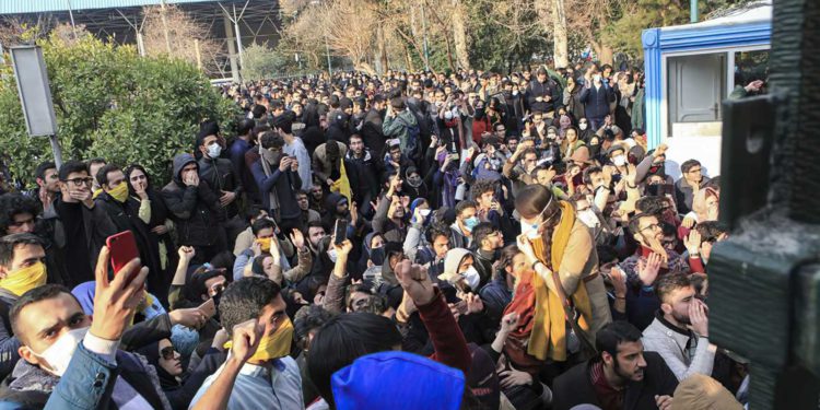 Las protestas en Irán se extienden hacia Teherán: «Muerte al dictador!»