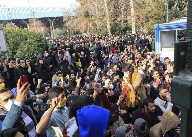 Las protestas en Irán se extienden hacia Teherán: «Muerte al dictador!»