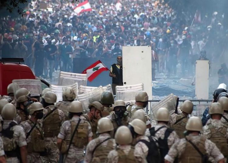Ejército del Líbano interviene en violentas protestas por el costo de la gasolina