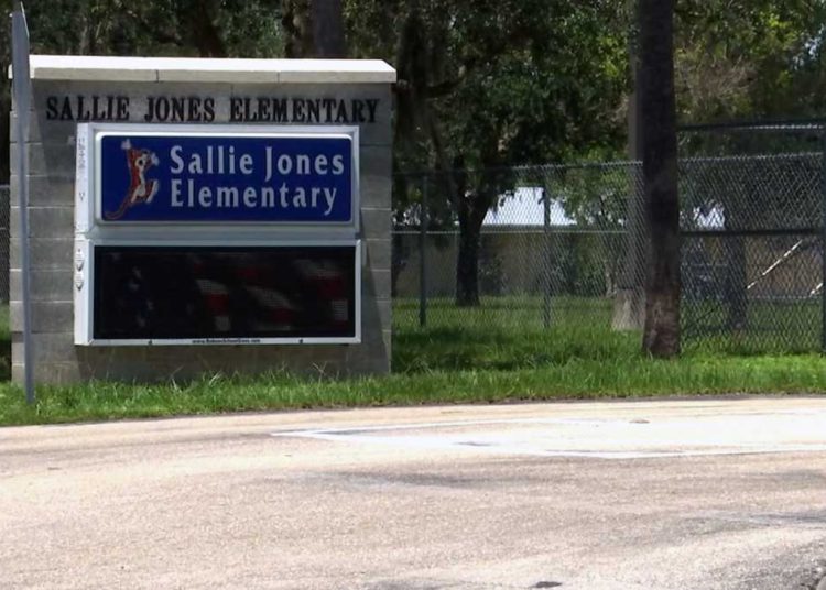 Hombre con esvástica acosa a padres y estudiantes en escuela de Florida