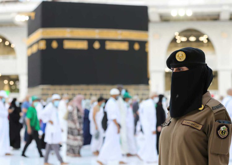 Por primera vez las mujeres saudíes montan guardia en La Meca durante el Hajj