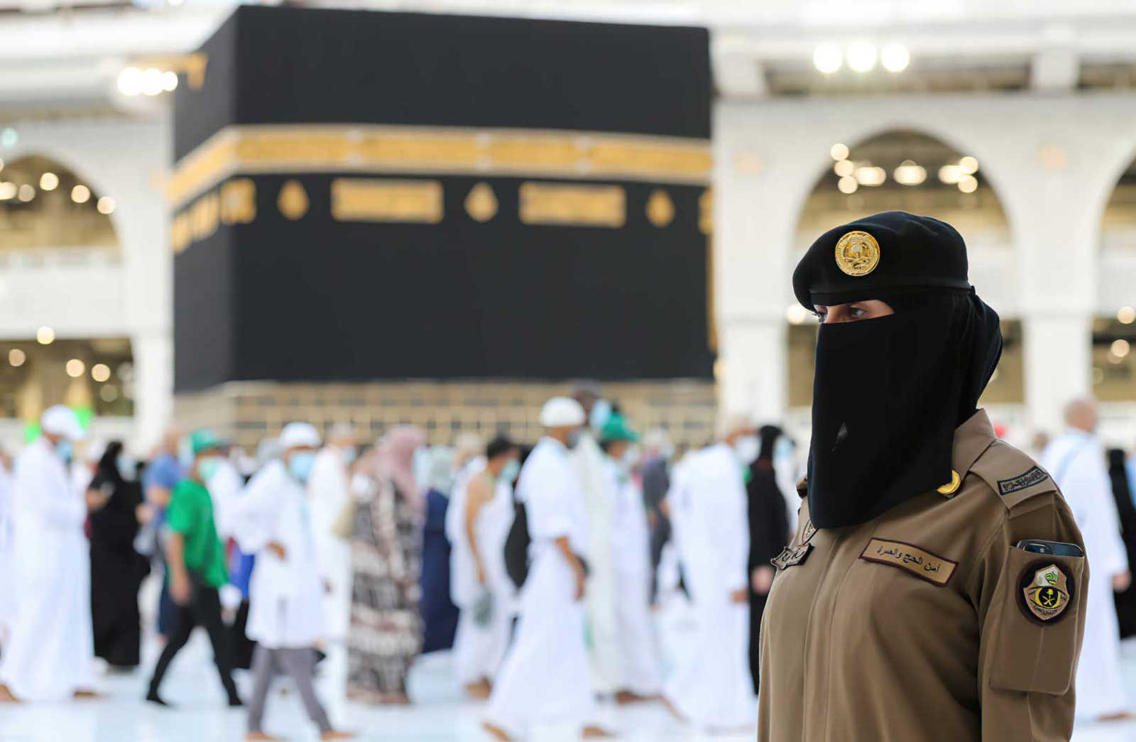 Жизнь в саудовской аравии. Полиция Саудовской Аравии. Полиция Мекки. Одежды полицейских Саудовской Аравии. Полицейский в Мекке.