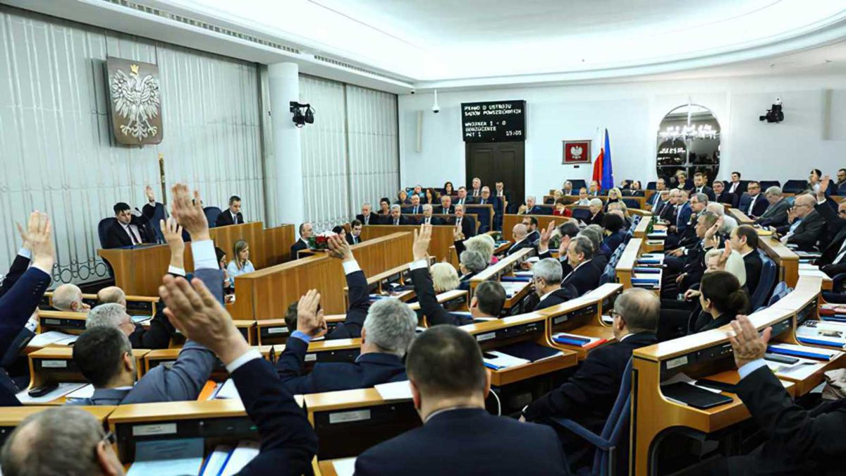 Senado polaco aprueba ley que impide la restitución de propiedad judía tras el Holocausto