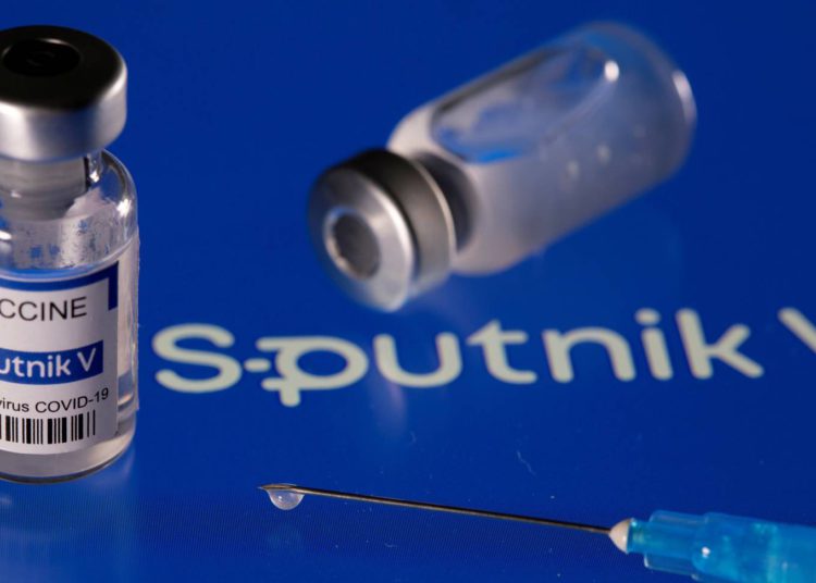 Francia insta a la UE a no reconocer las vacunas de Rusia y China contra el COVID