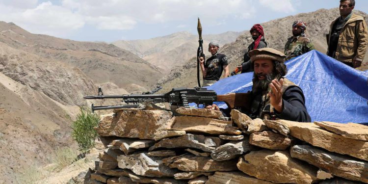 Talibanes saquean e incendian casas al norte de Afganistán
