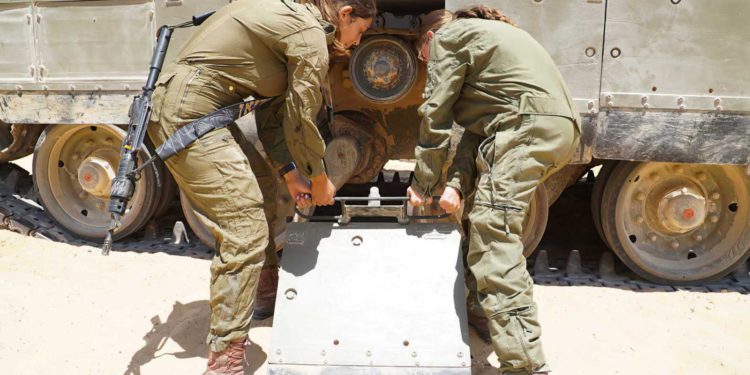 Tripulación femenina de tanques de las FDI inicia operaciones en la frontera egipcia