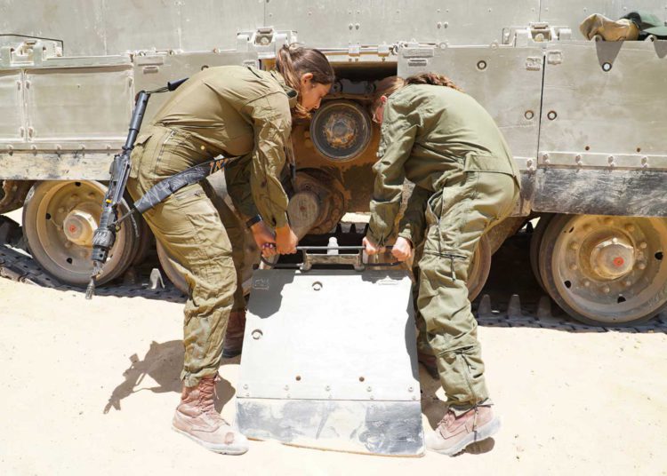 Tripulación femenina de tanques de las FDI inicia operaciones en la frontera egipcia