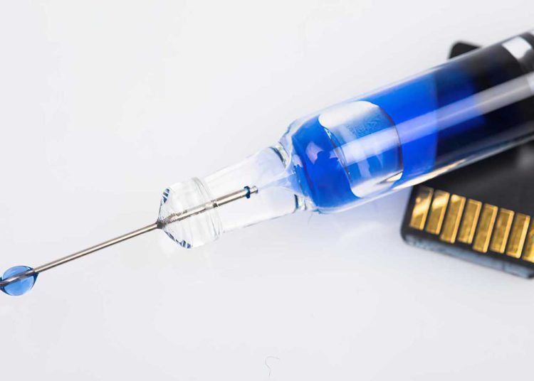 El 20% de estadounidenses cree que hay microchips en las vacunas contra el COVID