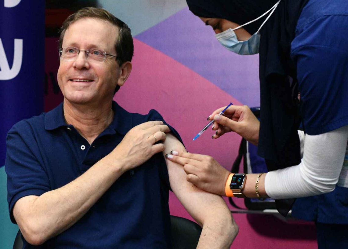 Covid-19 en Israel: El presidente Herzog insta a los ancianos a vacunarse con la tercera dosis
