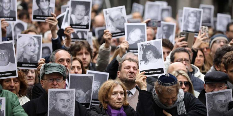En el 27 aniversario del atentado a la AMIA, las familias aún exigen justicia