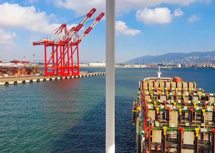 El primer barco atraca en el nuevo puerto de la bahía de Haifa