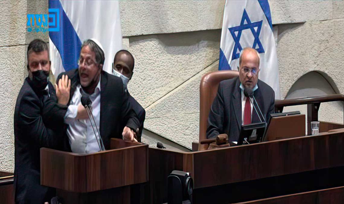 Caos en la Knesset: Ben-Gvir es arrastrado fuera del podio de la Knesset tras llamar "terrorista" al MK árabe Ahmed Tibi