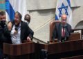 Caos en la Knesset: Ben-Gvir es arrastrado fuera del podio de la Knesset tras llamar "terrorista" al MK árabe Ahmed Tibi