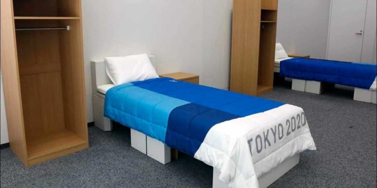 Olímpicos israelíes responden a la pregunta de si la cama de cartón japonesa es fácil de romper