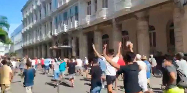 La policía del régimen cubano cede ante los manifestantes en Camagüey