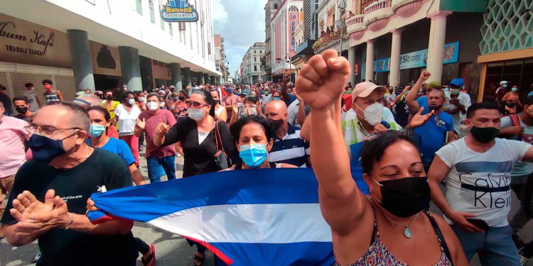 Los cubanos cambian el “Patria o muerte” por el grito de “Patria y vida”