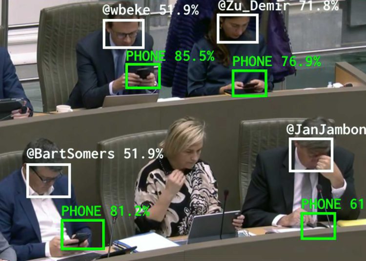 Un software etiqueta en Twitter a diputados belgas cada vez que utilizan sus teléfonos en medio de una sesión