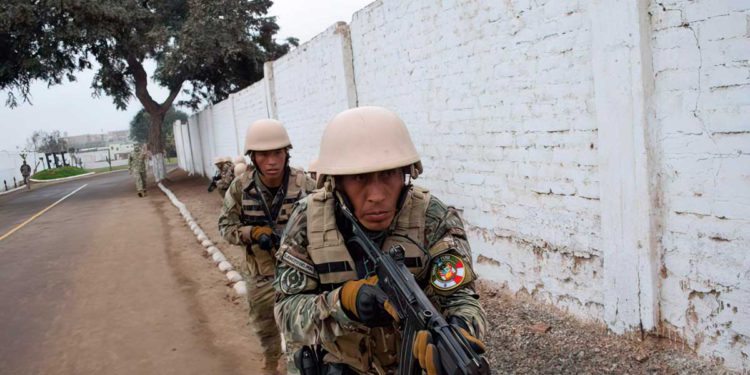 Las FDI entrenan a las fuerzas especiales de Perú